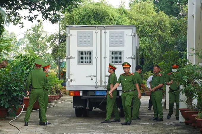 Lời khai của ông Lê Tùng Vân hé lộ sự thật về chiếc áo cá trê ở Tịnh Thất Bồng Lai