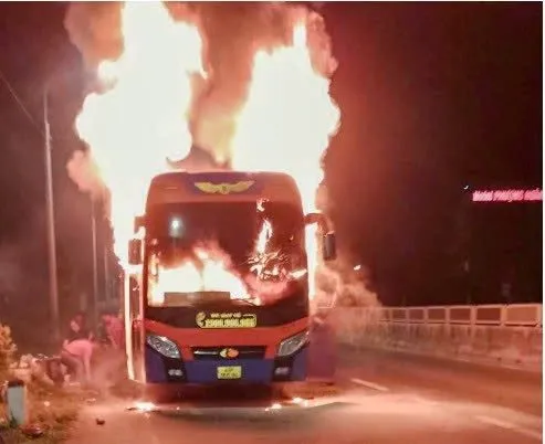 Ô tô khách chở hơn 30 người bất ngờ bốc ch::áy ngùn ngụt, khắp nơi vang tiếng