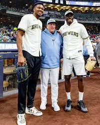 Giannis Antetokounmpo cheers on brother at Brewers game, meets Jackson Chourio