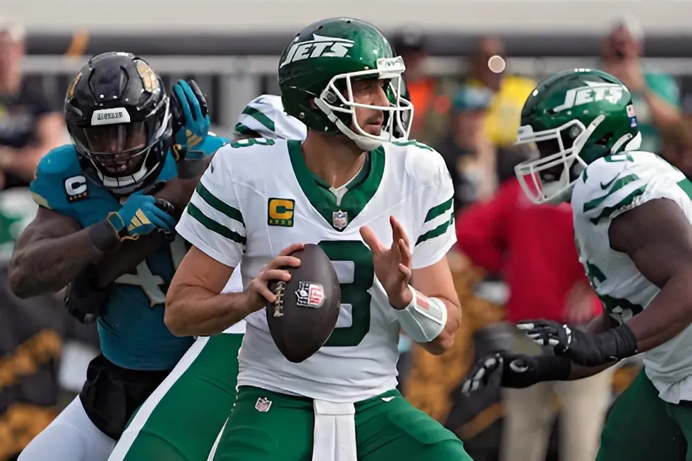 Steelers Face Sharp Warning Over Signing Aaron Rodgers