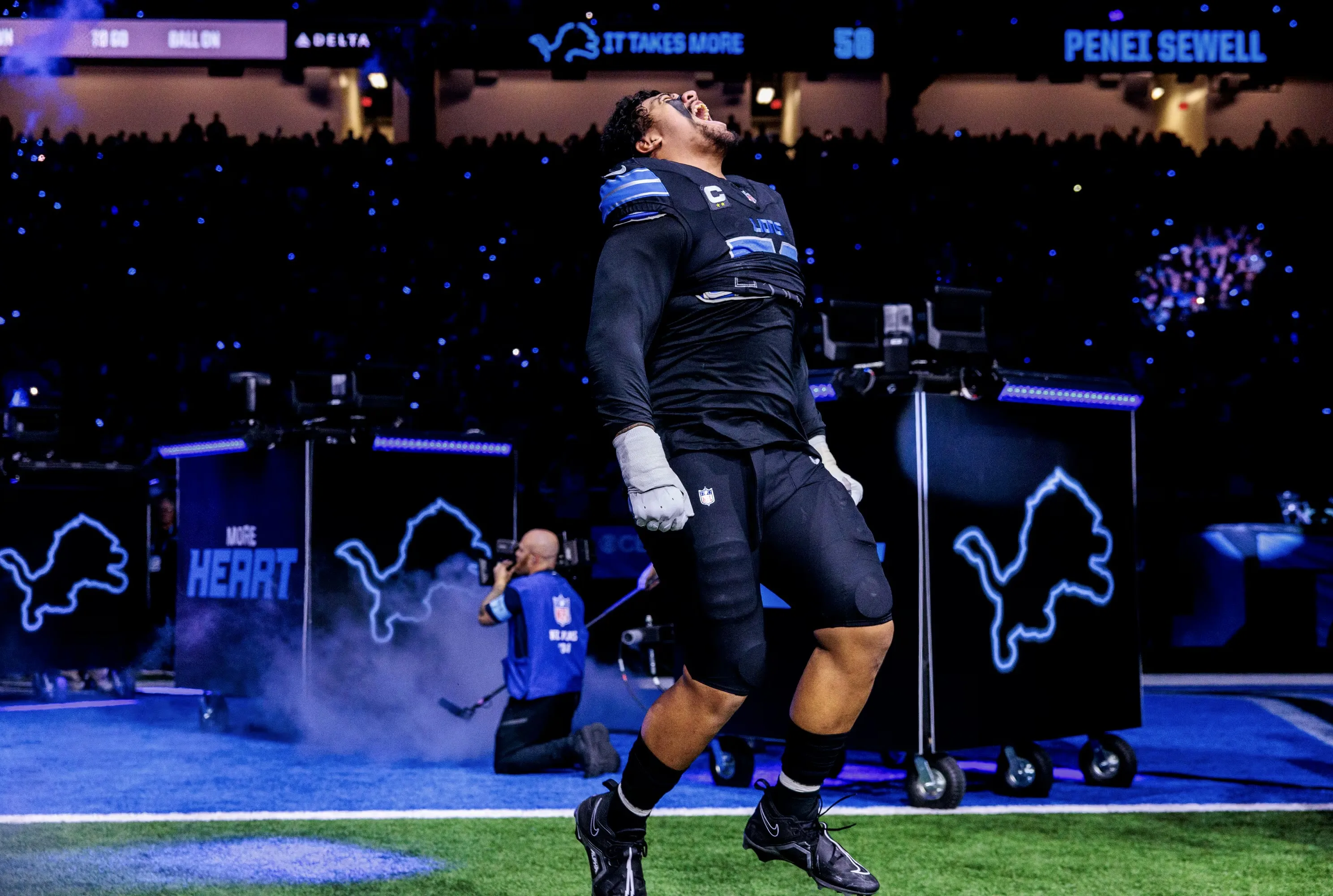 Detroit Lions' All-Pro Penei Sewell Details Offseason Goals: 'Bigger And Stronger'
