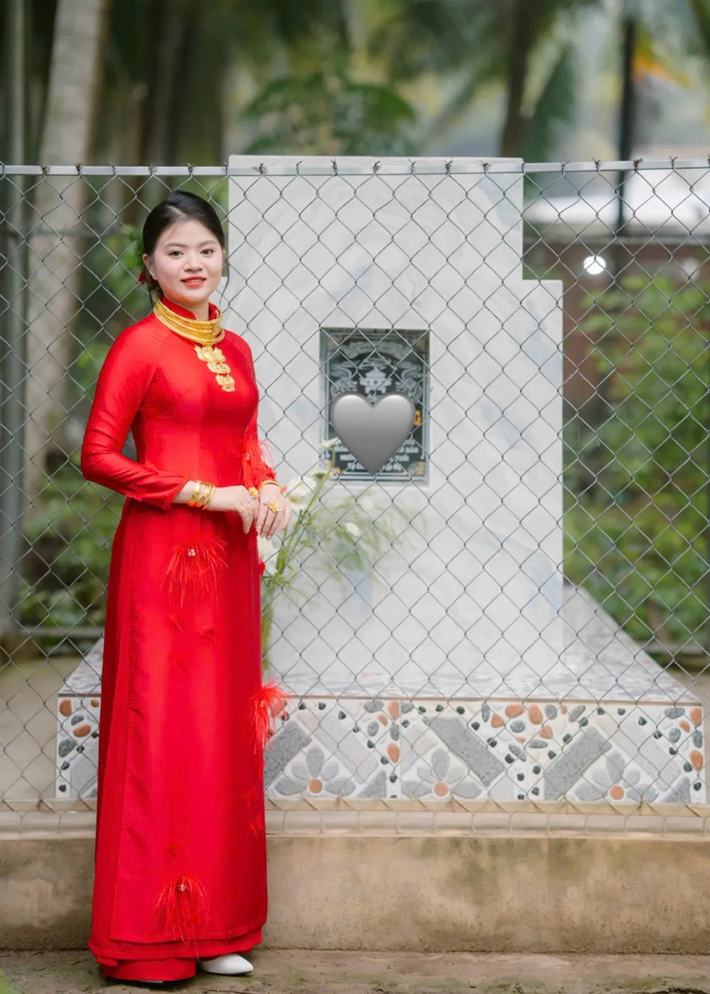 Cô dâu Vĩnh Long chụp ảnh bên ngôi m:ộ, phía sau là chuyện thắt lòng