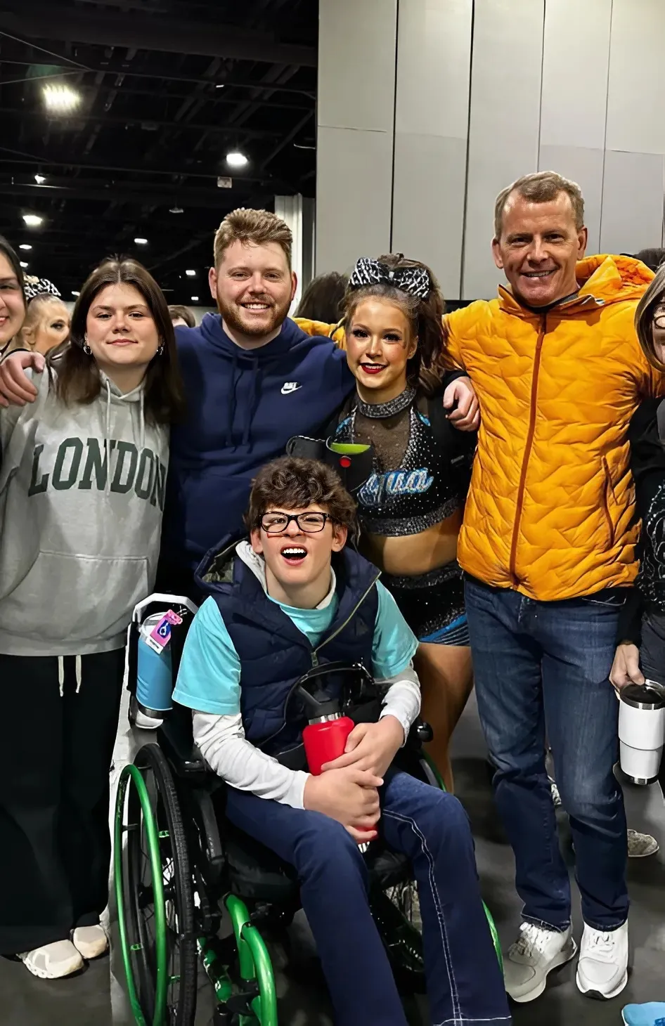 “Cheer, Courage & Family: The Viral Photo That’s Melting Hearts Everywhere”