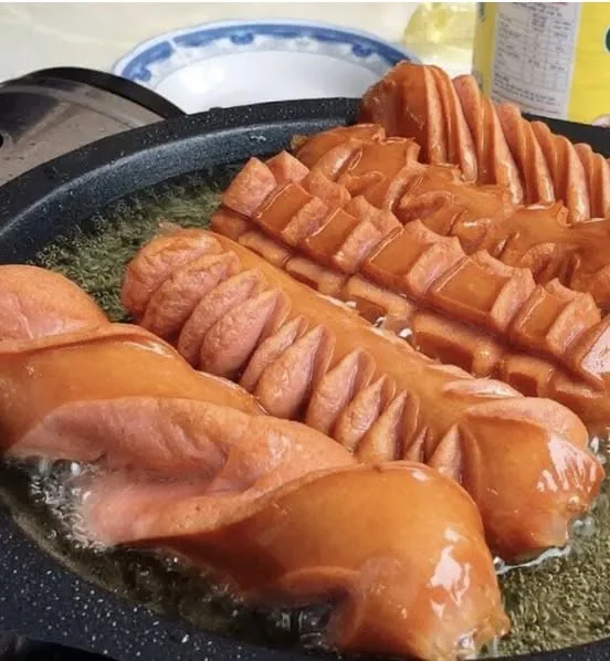 Trời ơi kinhkhung quá, không biết đã b:á:n bao nhiêu xucxich kiểu này cho bà con rồi