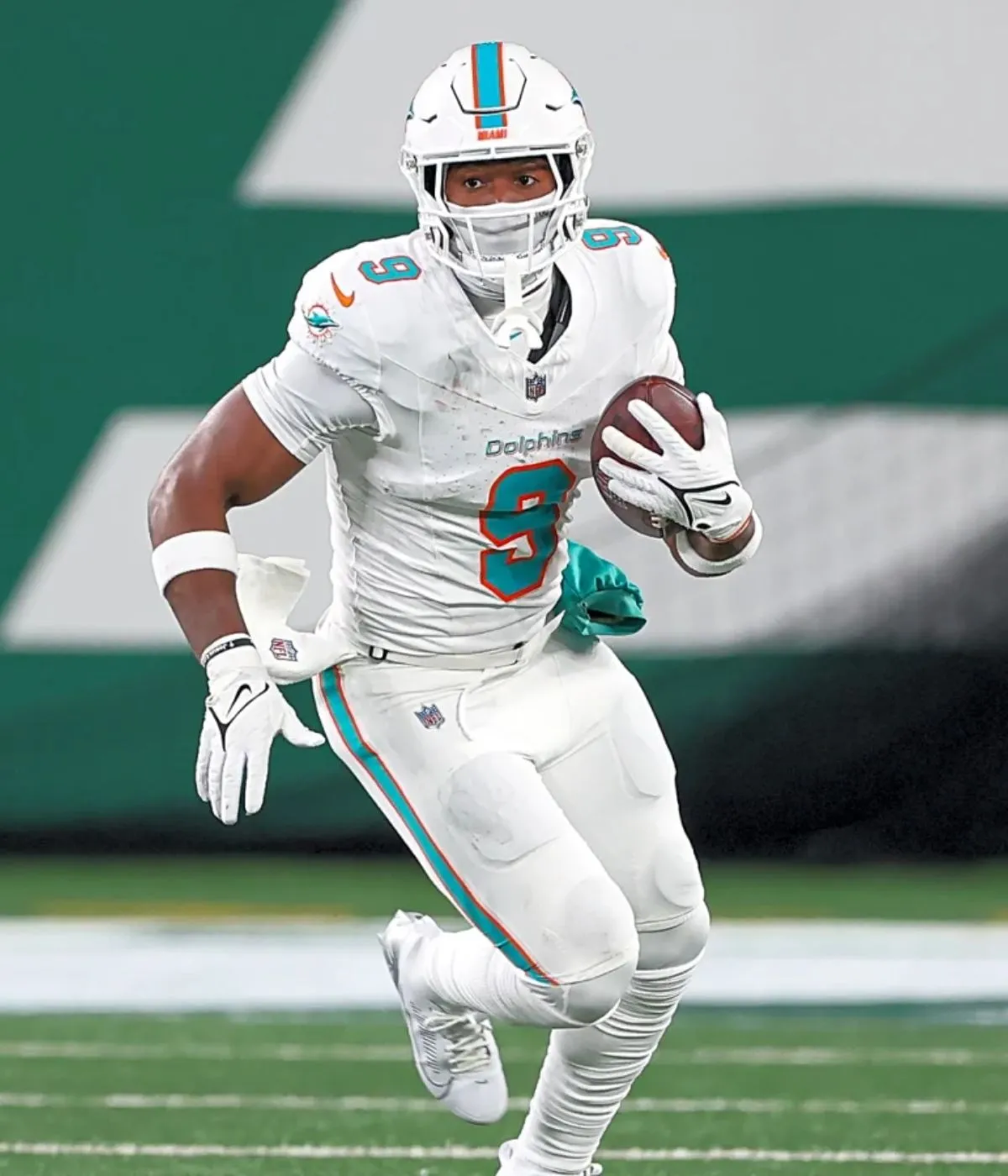 Will Steelers land Jonnu Smith or let roster ride?