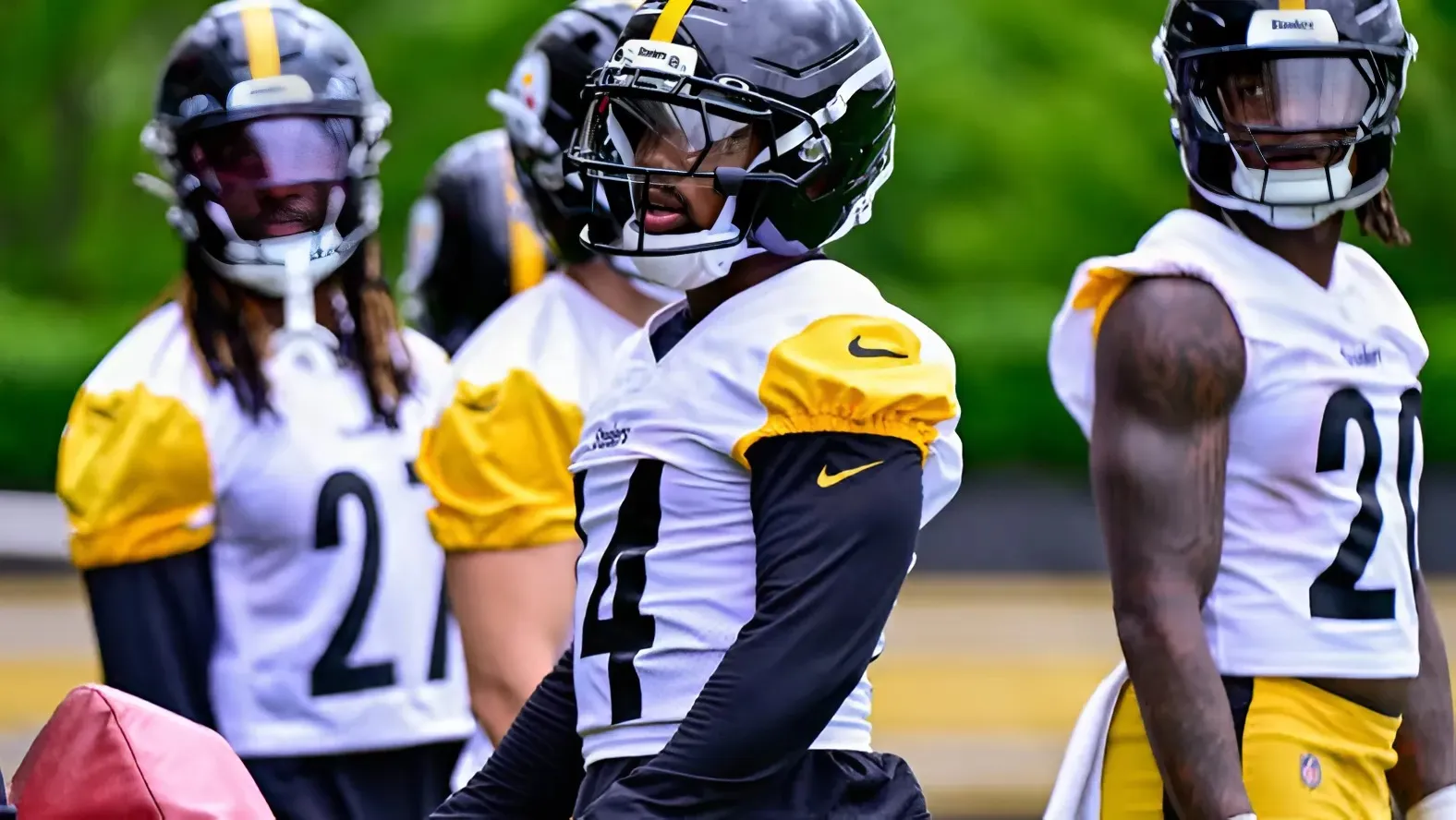Steelers RB Kenneth Gainwell Back in 14, Brushes Off George Pickens Connection Steelers RB Kenneth Gainwell Back in 14, Brushes Off George Pickens Connection