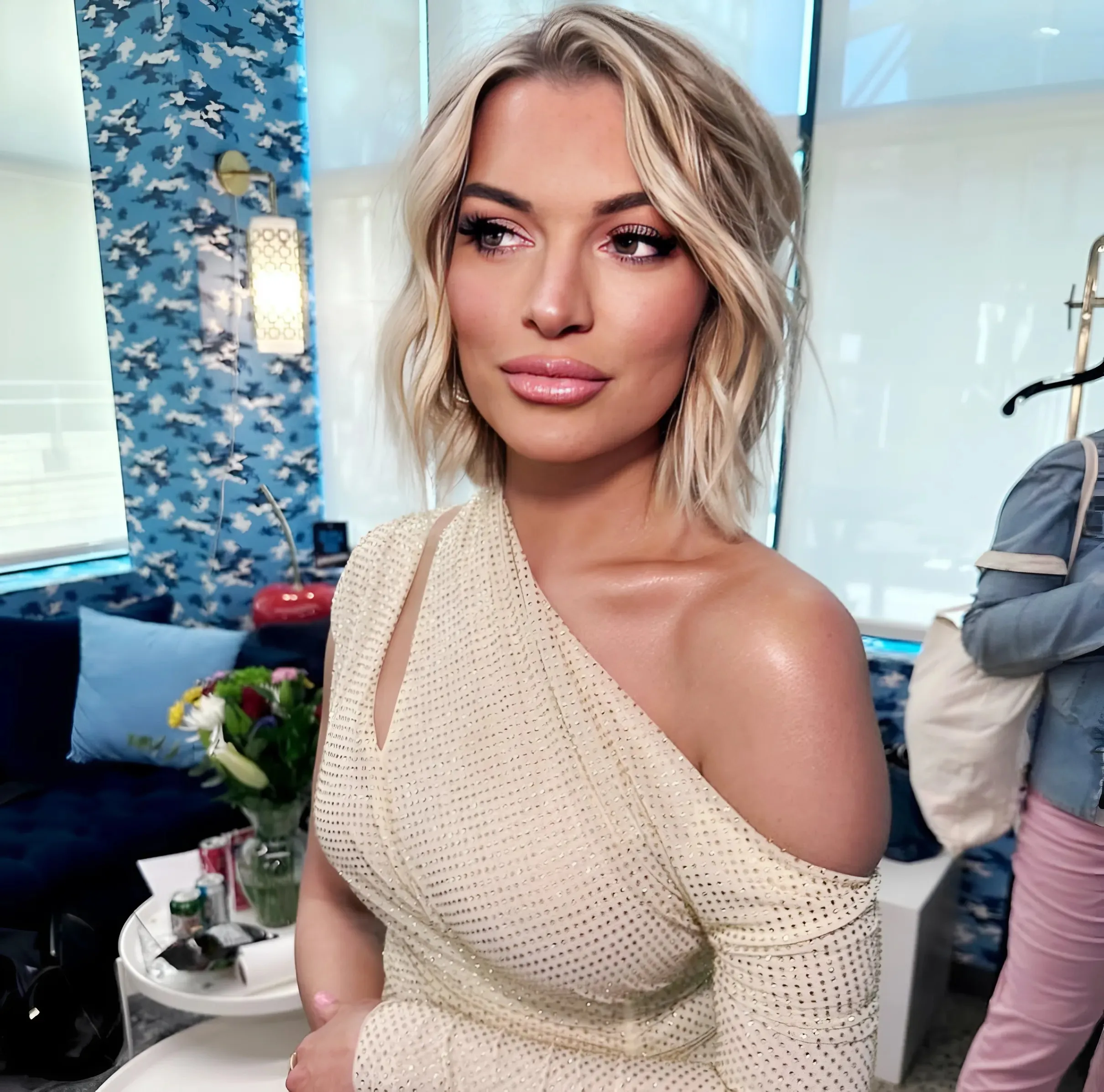 Summer House’s Lindsay Hubbard Shares First Look at New NYC Apartment With High Ceilings, Stunning Built-Ins, and Large Windows, See Pics