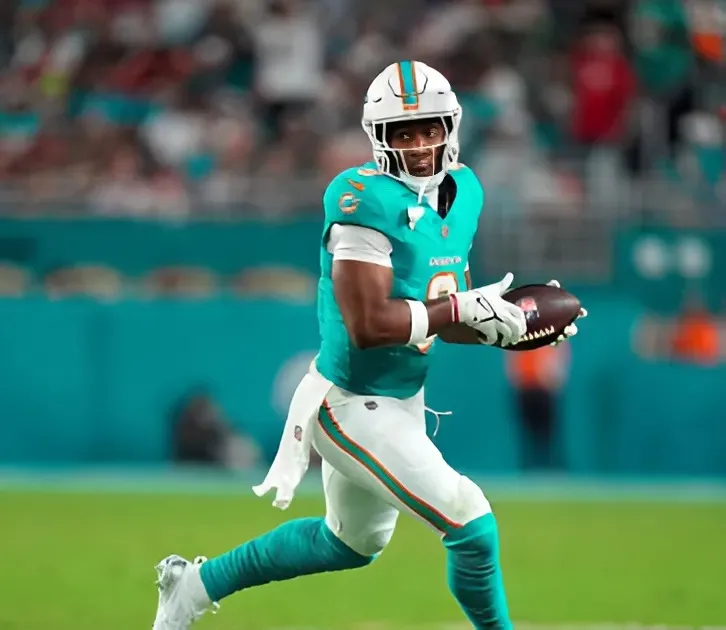 Agent For Dolphins TE Jonnu Smith Says Client Prefers To Remain In Miami