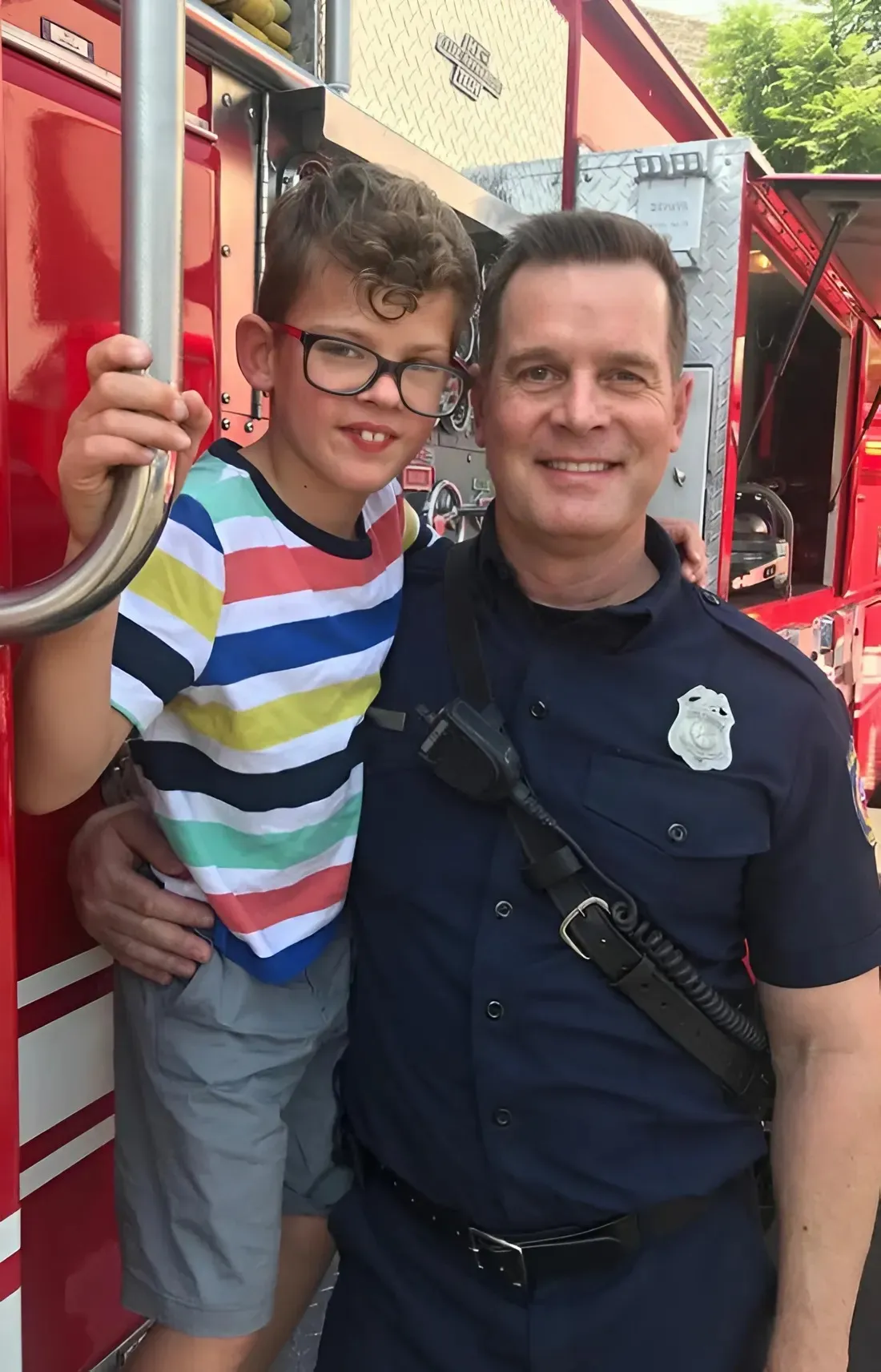 Firefighter’s Heartwarming Moment with Young Fan Captures the Spirit of Real-Life Heroes