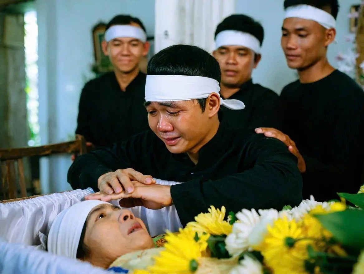 Người chồng đau khổ vuốt má vợ lần cuối trước khi đóng nắp qua;/n t;/ài nhưng khi vừa rời tay, má cô b:/ất ng;/ờ rơi ra một lớp