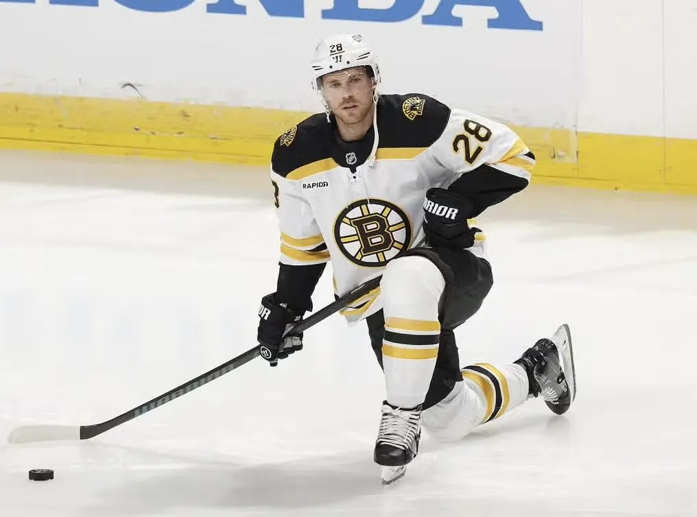 Elias Lindholm defends poor season with bold comment that angers Bruins fans