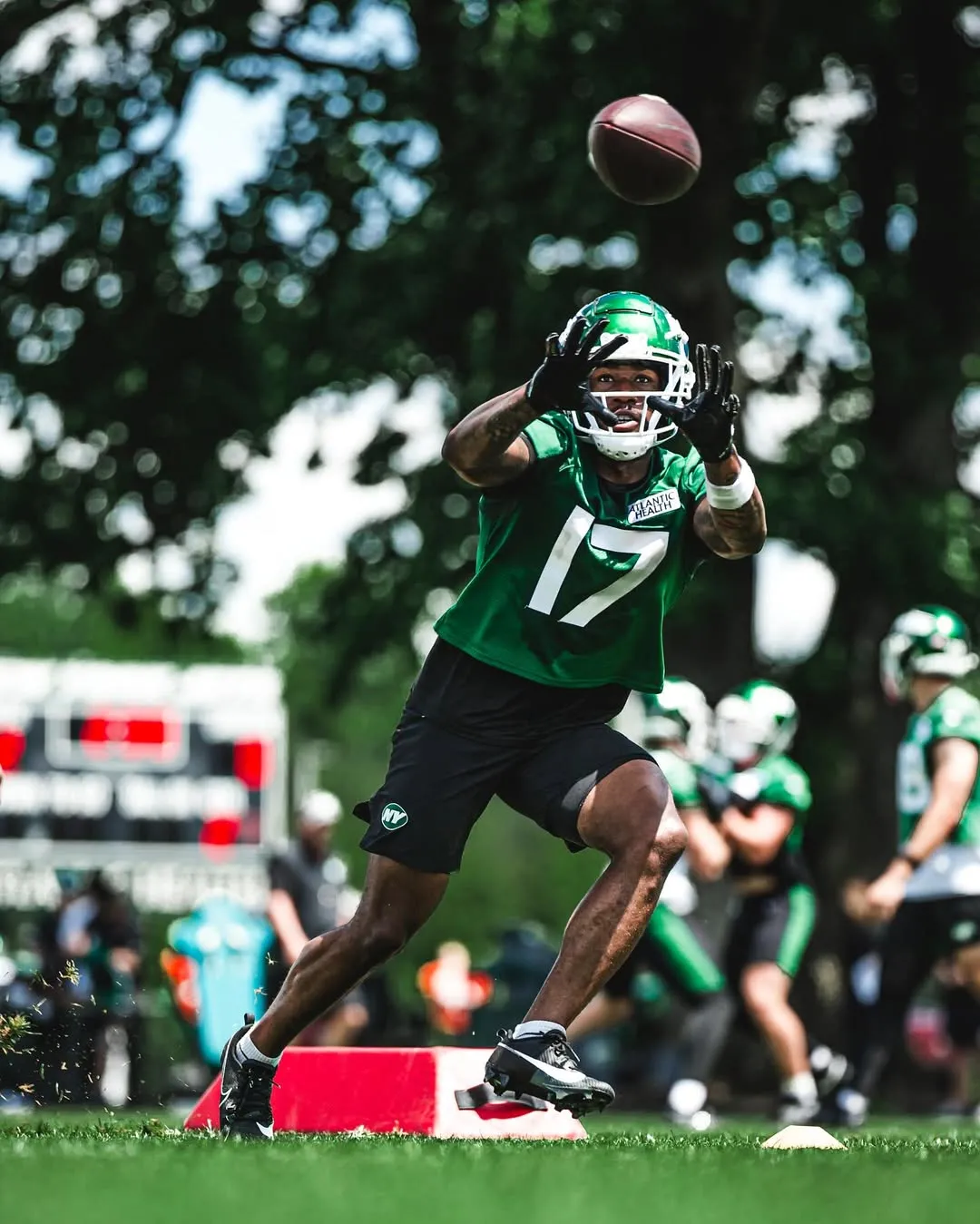 Aaron Glenn Sends Blunt Message to Jets $6 Million Pass Catcher