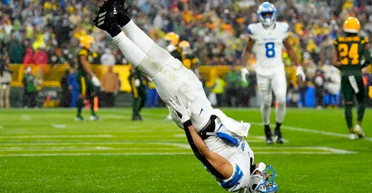 Jahmyr Gibbs is not impressed by Lions teammate Amon-Ra St. Brown's headstand in the Madden 26 trailer