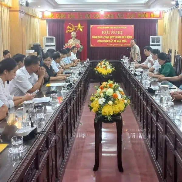 Chính thức: Cán bộ công chức tỉnh, huyện về xã mới sẽ được giữ lương, phụ cấp hiện hưởng trong 6 tháng - thế này thì quá yên tâm để công tác rồi