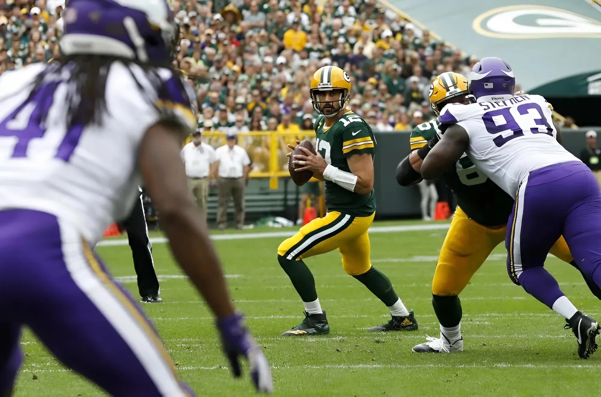 Aaron Rodgers joining the Vikings on the field in 2025 (in the best way possible)