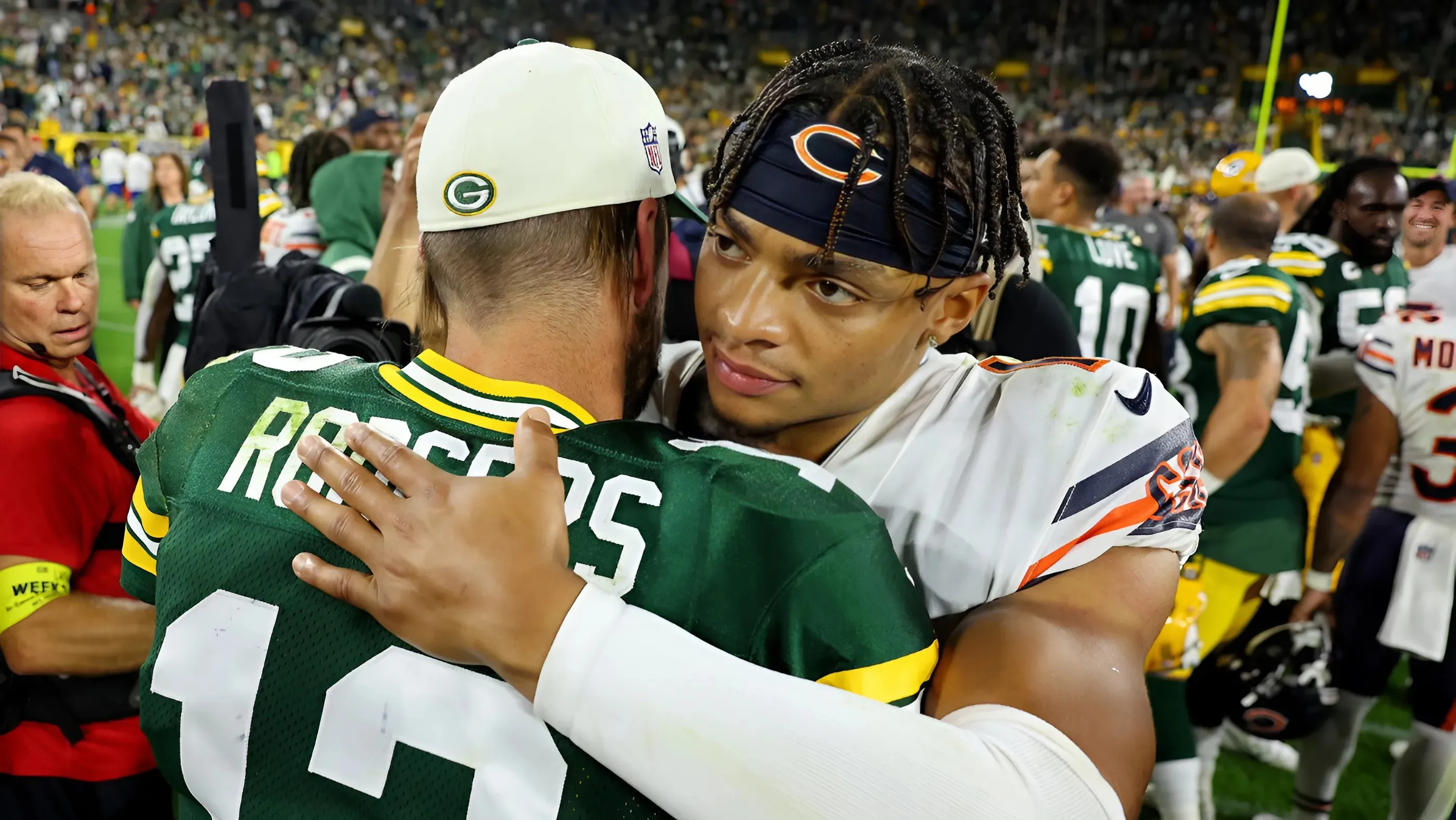 BREAKING: Aaron Rodgers just handed the Packers one final gift to bury the Bears