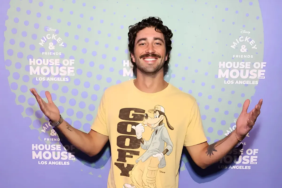 Joey Graziadei Pitches 2 Bachelor Nation Pals to Compete on ‘DWTS’ After Winning Season 33 tram