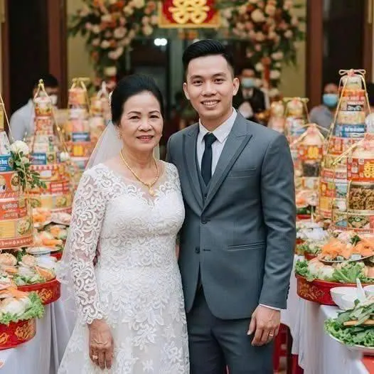 Gia đình tôi rất mừng và ủng hộ mẹ đi bước nữa. Chú kia làm quản lý cấp cao ở nhà máy giày da, kinh tế ổn định, kém mẹ tôi vài tuổi