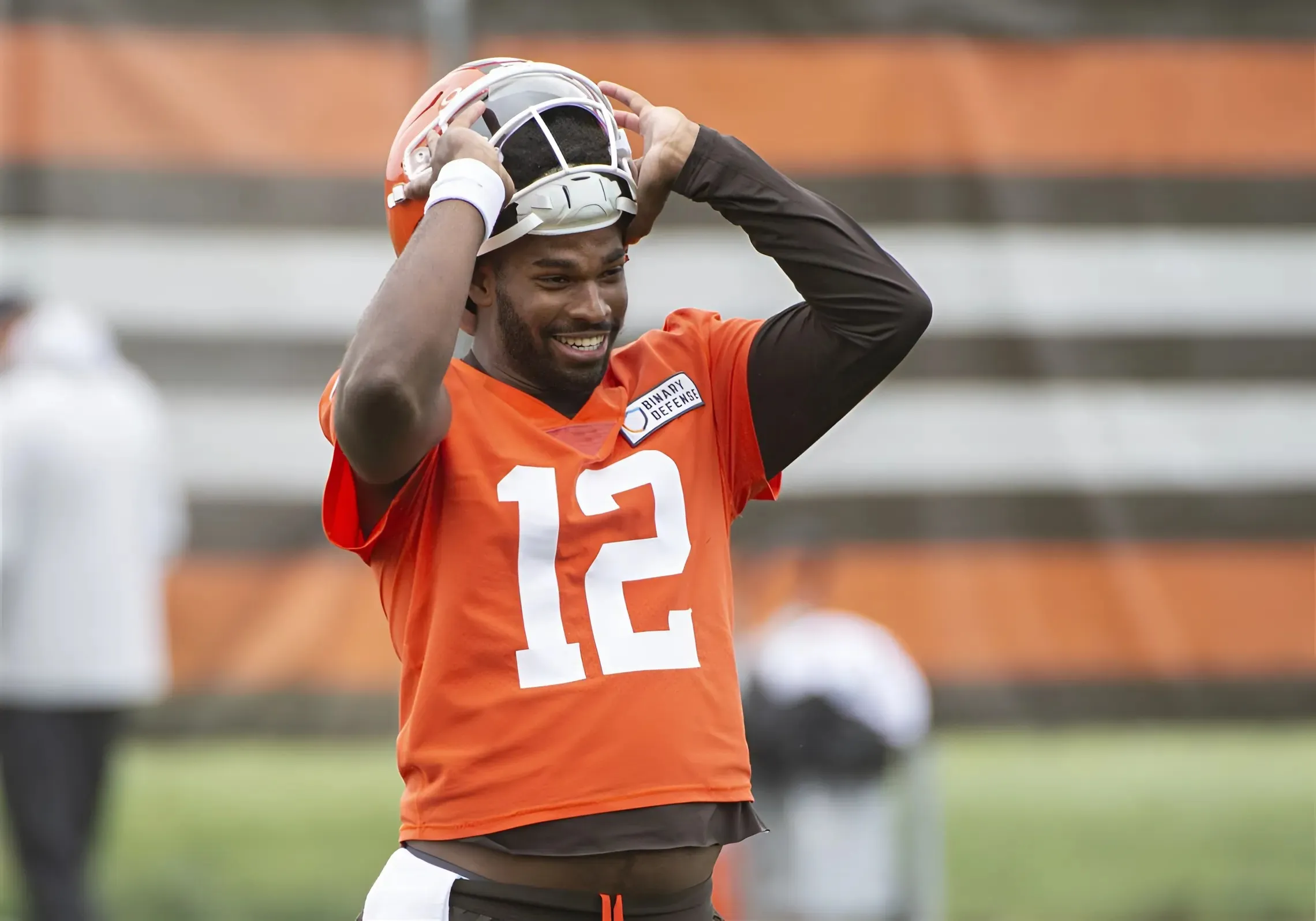 Shedeur Sanders’ Awkward Exchange With Joe Flacco Turns Heads