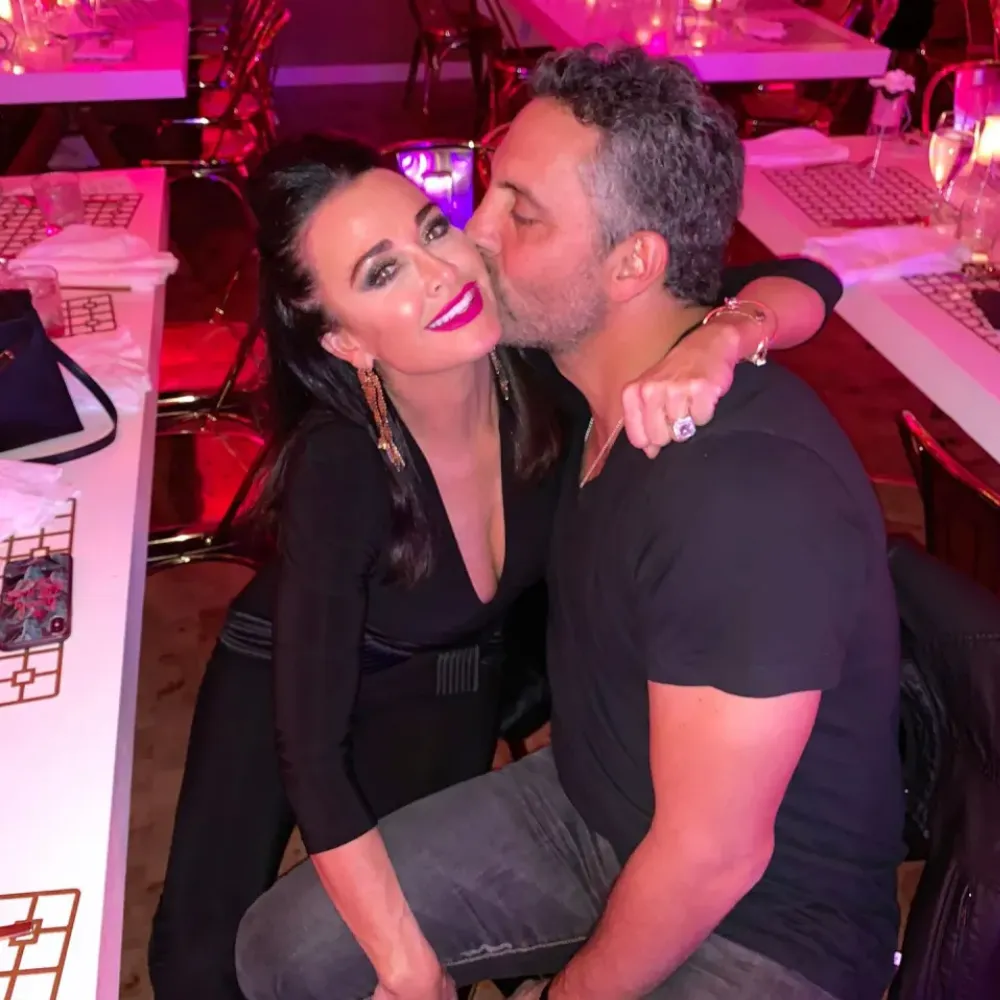 Kyle Richards and Mauricio Umansky Shock Fans With Surprise Reunion After 2-Year Split - suong