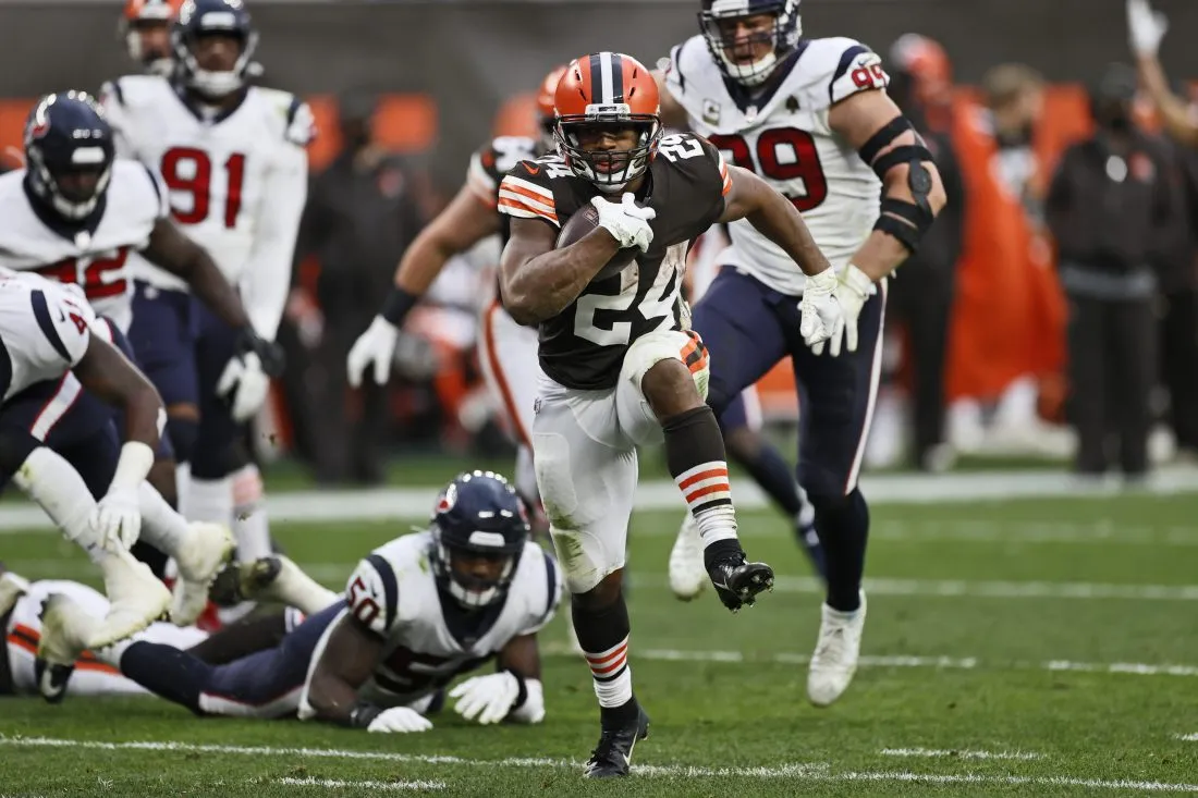 Nick Chubb officially lands with Texans on incentive-laced deal
