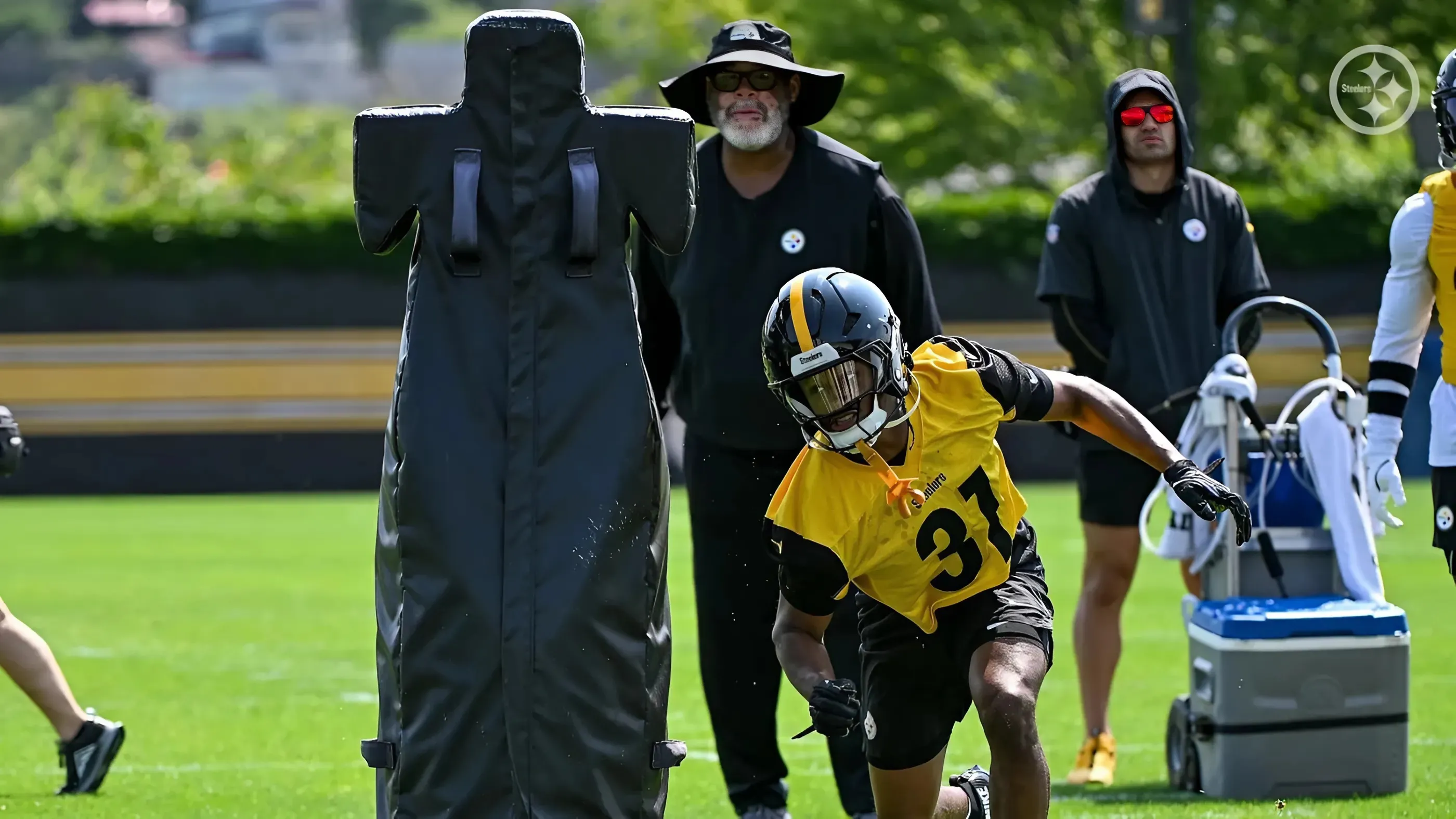 Steelers' Beanie Bishop Described Quick Moment With Aaron Rodgers: "Are Y'all Going To Keep F***ing Around, Or Are Y'all Going To Workout?"