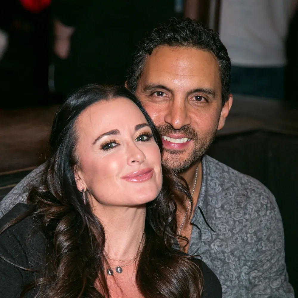 Mauricio Umansky & Kyle Richards SPOTTED TOGETHER AGAIN – Sweet New Photo From Inside Their Home Sparks Reconciliation Rumors - suong
