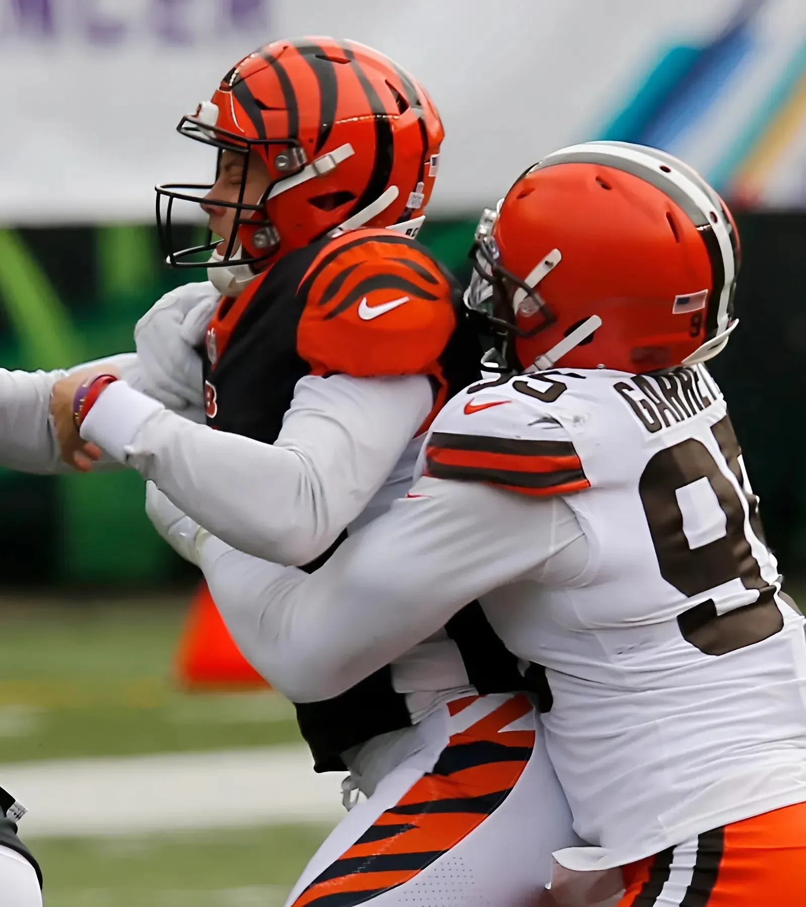 Aaron Rodgers Gets Warning From Browns Star Myles Garrett
