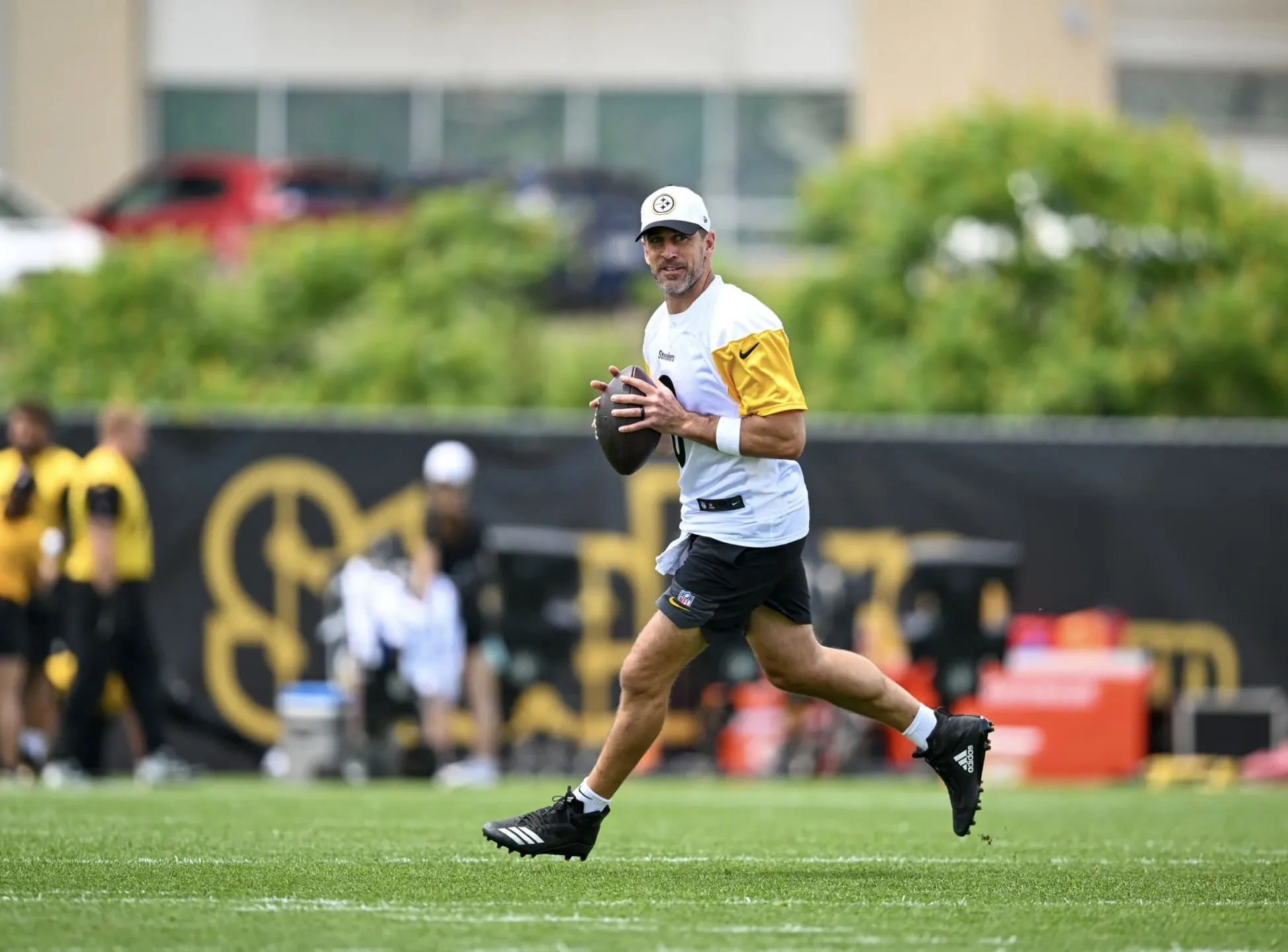 Browns’ Garrett Fires 1-Liner on Steelers Signing Aaron Rodgers