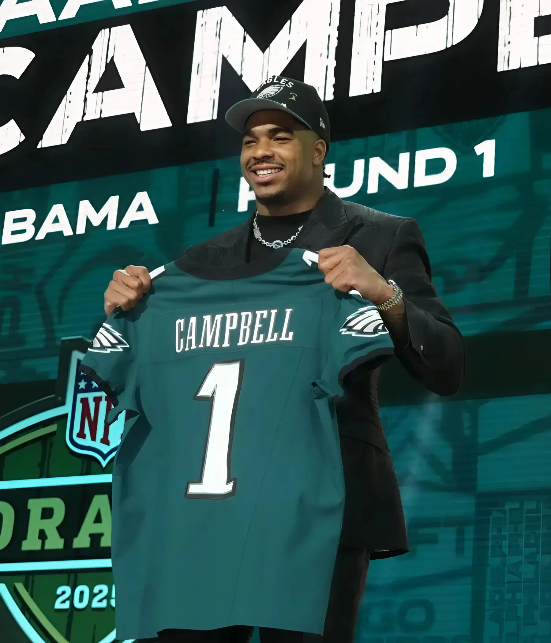Eagles Sign 2025 First-Round Linebacker To Rookie Contract