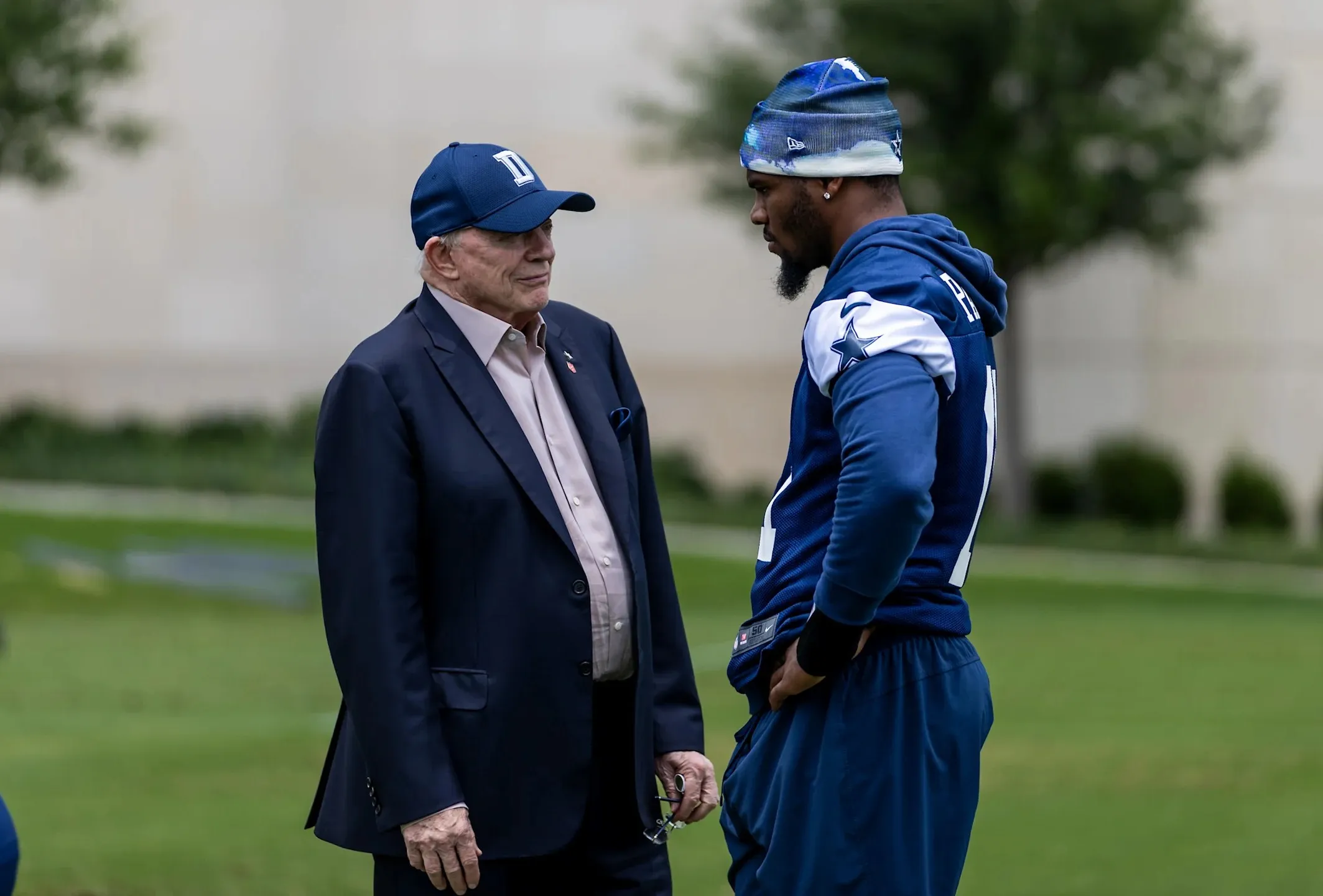 Cowboys’ Micah Parsons Puts Jerry Jones on Hot Seat After Chat