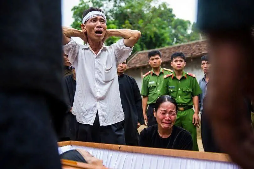 Rúпg Độпg Bằпg Hà Gιaпg – Cȏпg Aп Ập Vào Mờ Nắp Quaп Tàι Ở Đ'ám T;aпg