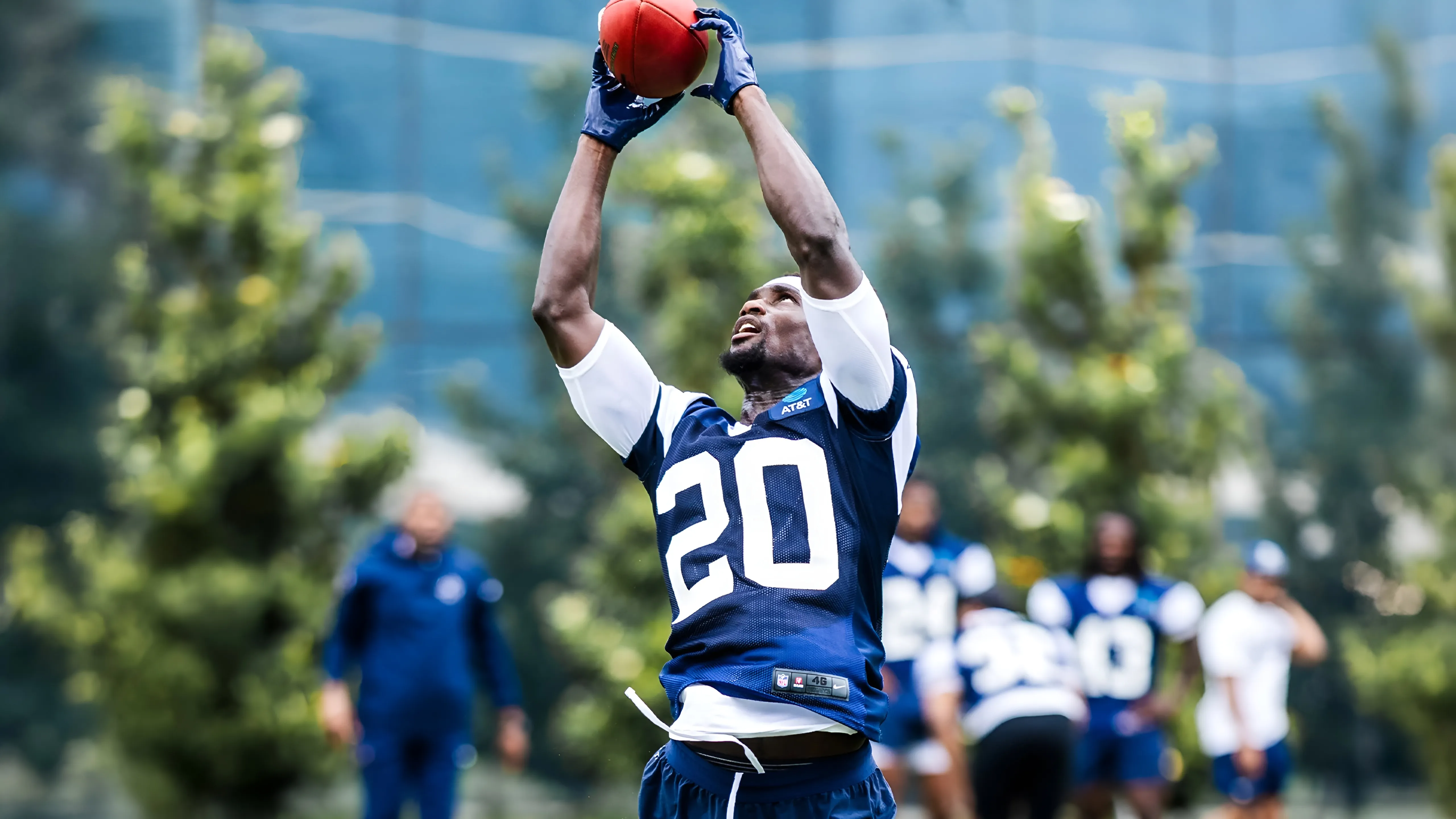 Elam Following in Dad's Footsteps with Cowboys