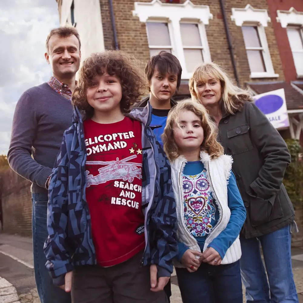 “Outnumbered no more!” – Child star Tyger Drew-Honey secretly marries long-term girlfriend Fluke Chotphuang in intimate countryside ceremony and finally breaks silence with romantic wedding snaps two months later - suong