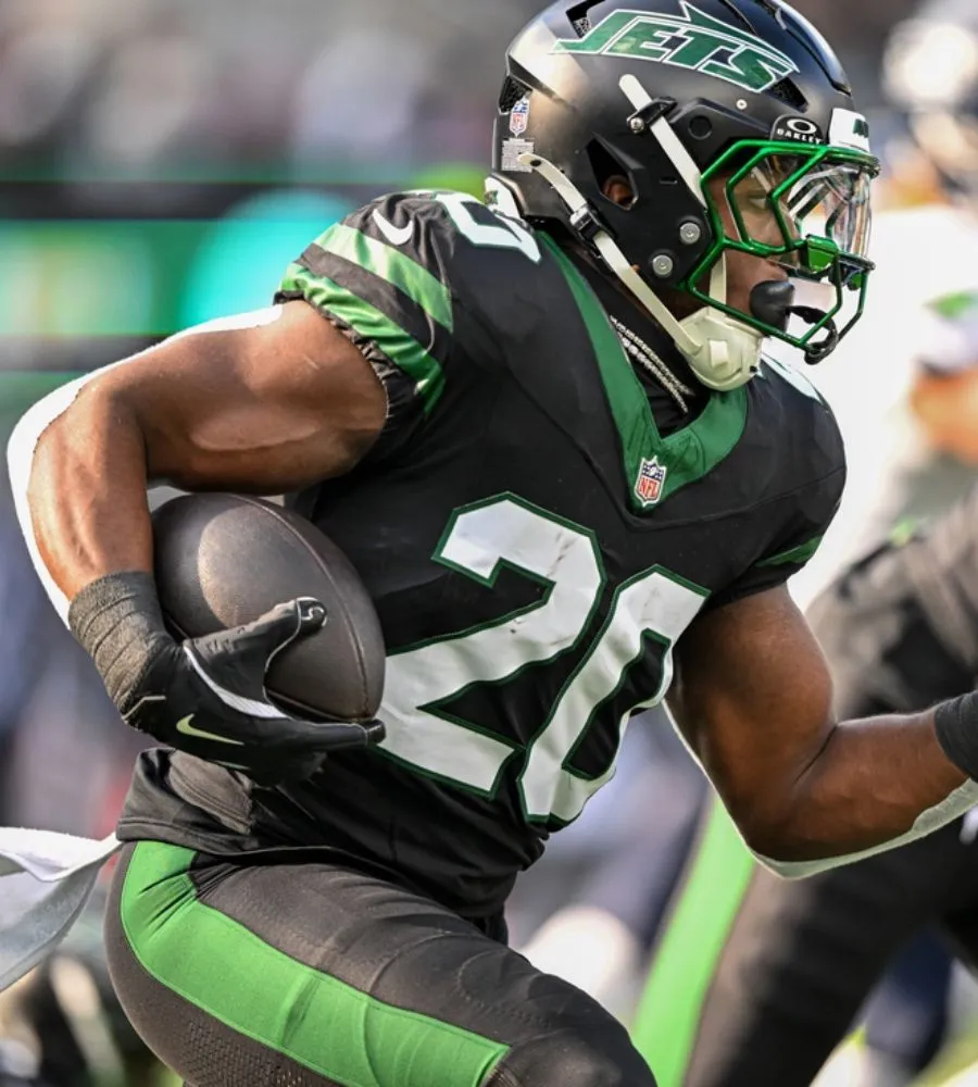 Blockbuster Trade Pitch Nets Bears 2,300-Yard RB in Contract Year