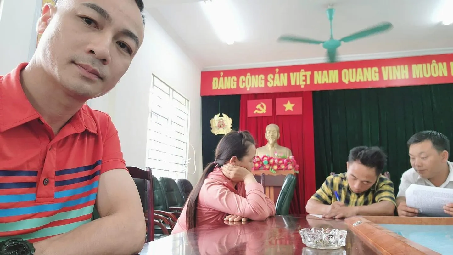 Chân dung bác tài tốt bụng giữa đường nắng gắt - dừng xe giúp 2 người đồng bào bị chatchem 4,2 triệu tiền xe