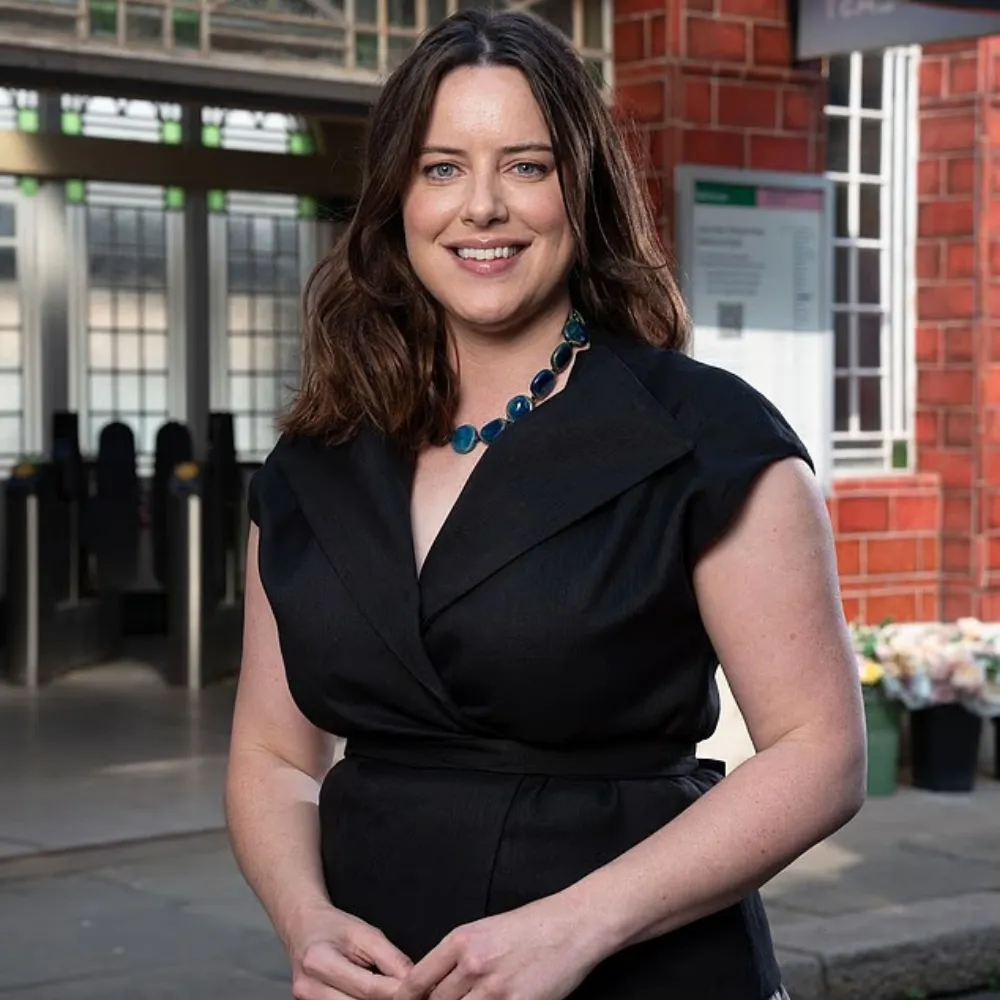 “You ain’t my mother!” – EastEnders legend Zoe Slater makes shock return after 20 years as Michelle Ryan reprises her iconic role in explosive comeback with full-time return confirmed just as Kat prepares to marry Alfie Moon again - suong
