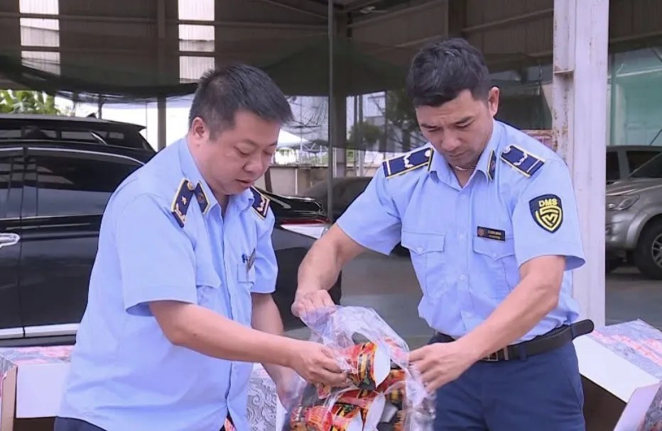 Công an tiêu hủy k;hẩn cấp gần 2.000 gói "Tăm cay Bà Tuyết" bị làm giả, quá đáng s;ợ