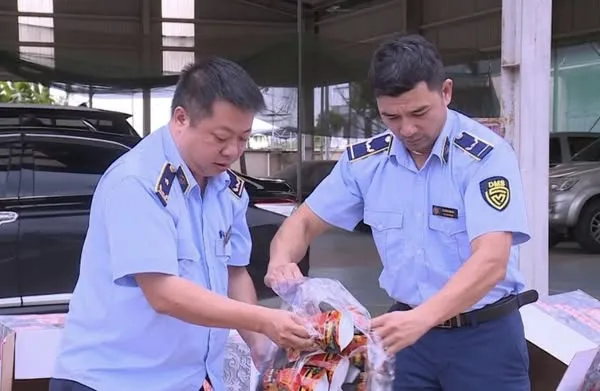 Công an tiêu hủy k;hẩn cấp gần 2.000 gói "Tăm cay Bà Tuyết" bị làm giả, quá đáng s;ợ