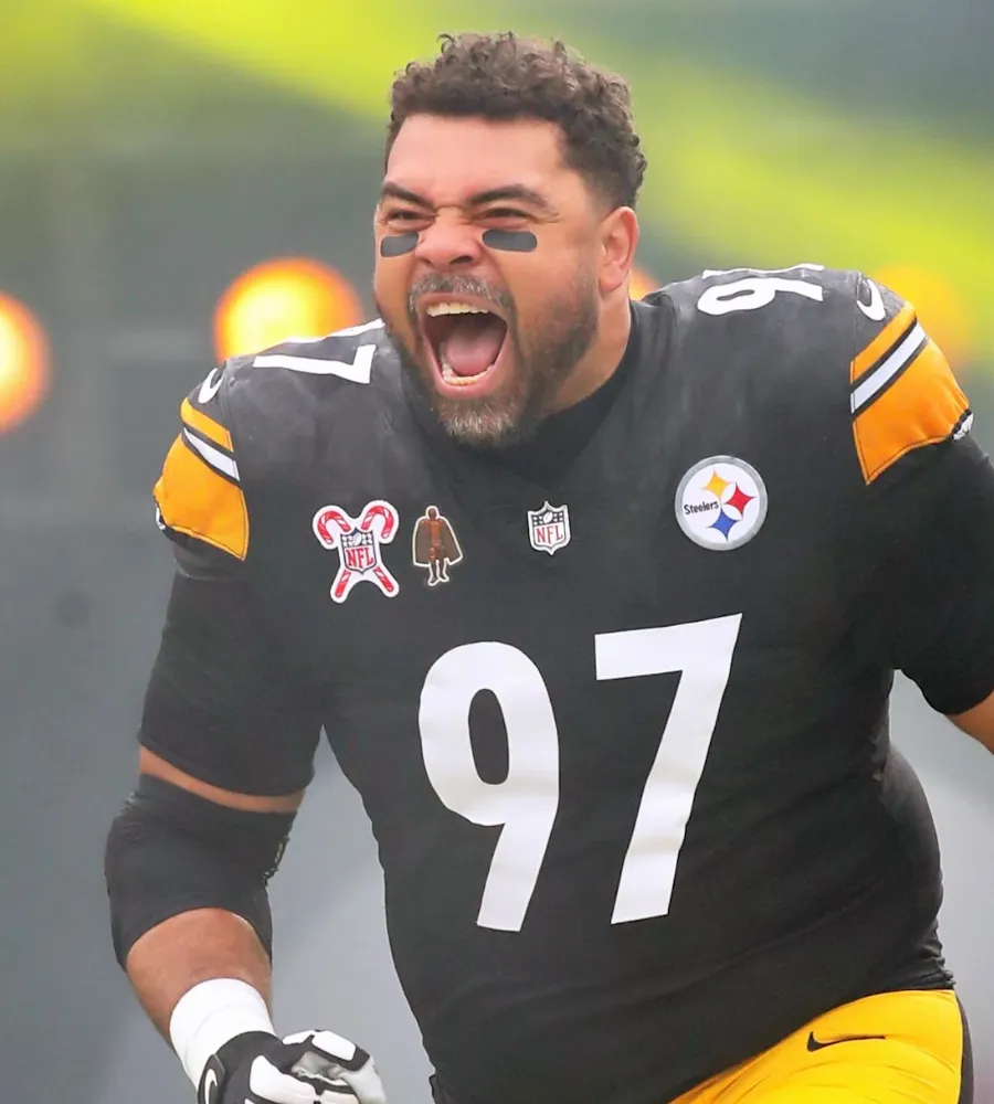 Heyward Fires Back: ‘Can’t Spell?’ — Steelers Star Calls Out Antonio Brown Ahead of Return to U.S.