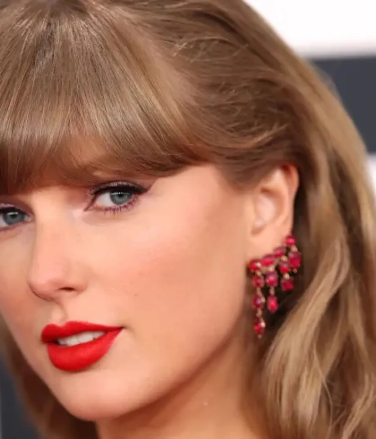 ‘Dancing With the Stars’ Pro Sends Plea to Taylor Swift