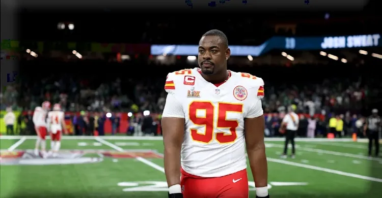 Chris Jones admits Trey Smith was smarter about his contract approach