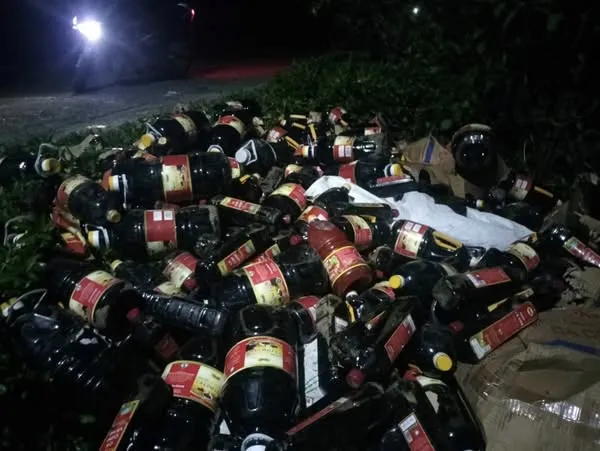 Phát hiện hơn 1000 chai nước mắm có nhãn hiệu “Chắt cá cơm”, “Cá cơm vàng” bị vứt bỏ trong bụi rậm