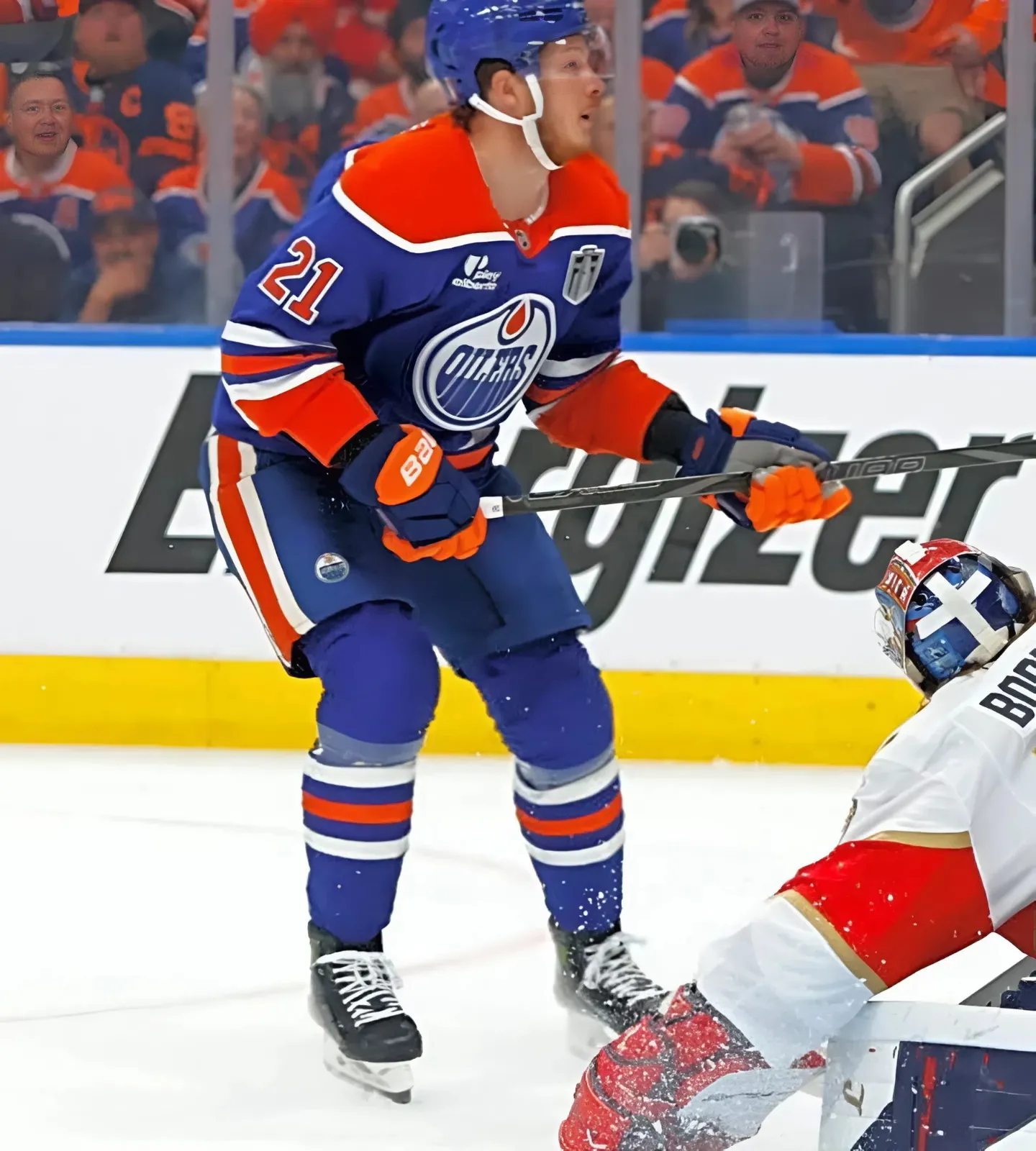 Report: Edmonton Oilers Re-Sign Forward
