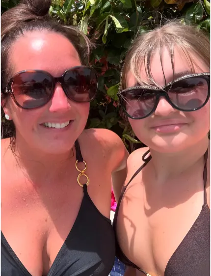 een Mom star Kristina Shirley shows off drastic weight loss in black and gold swimsuit on family cruise