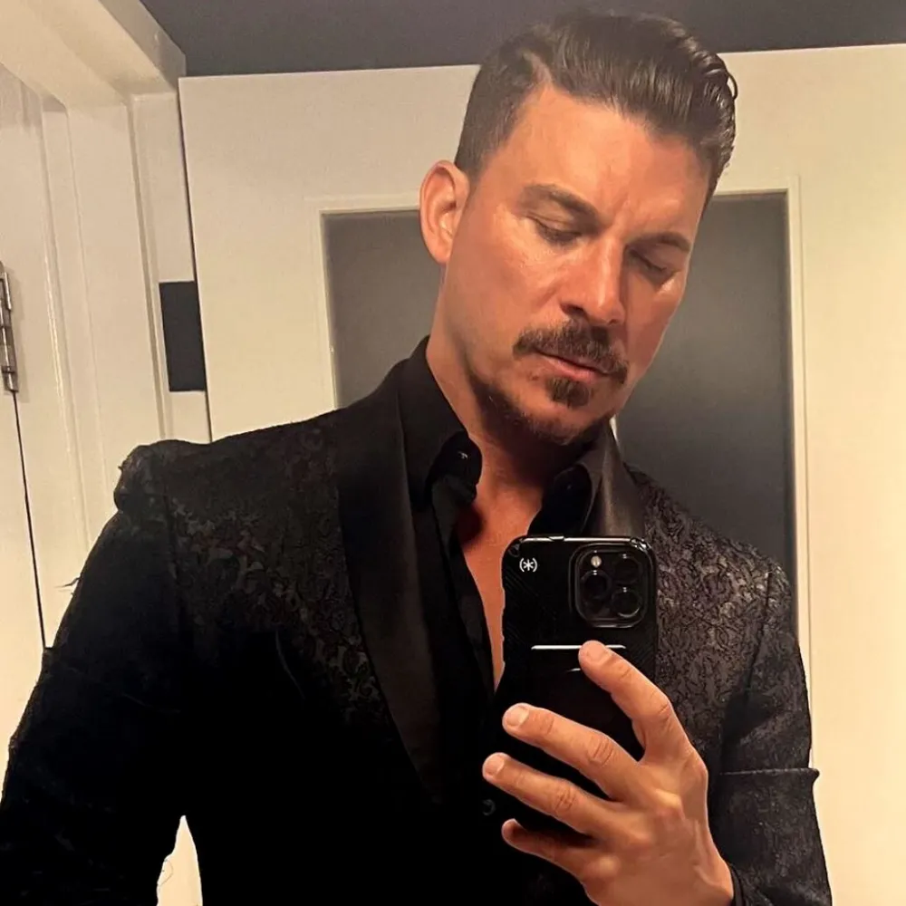 “People literally separate everyday, reality stars are know different” – Podcaster uncovers shocking spelling clue that seemingly confirms Brittany Cartwright’s claim Jax Taylor secretly runs burner account ‘Frank Dremon’ to praise himself online - suong