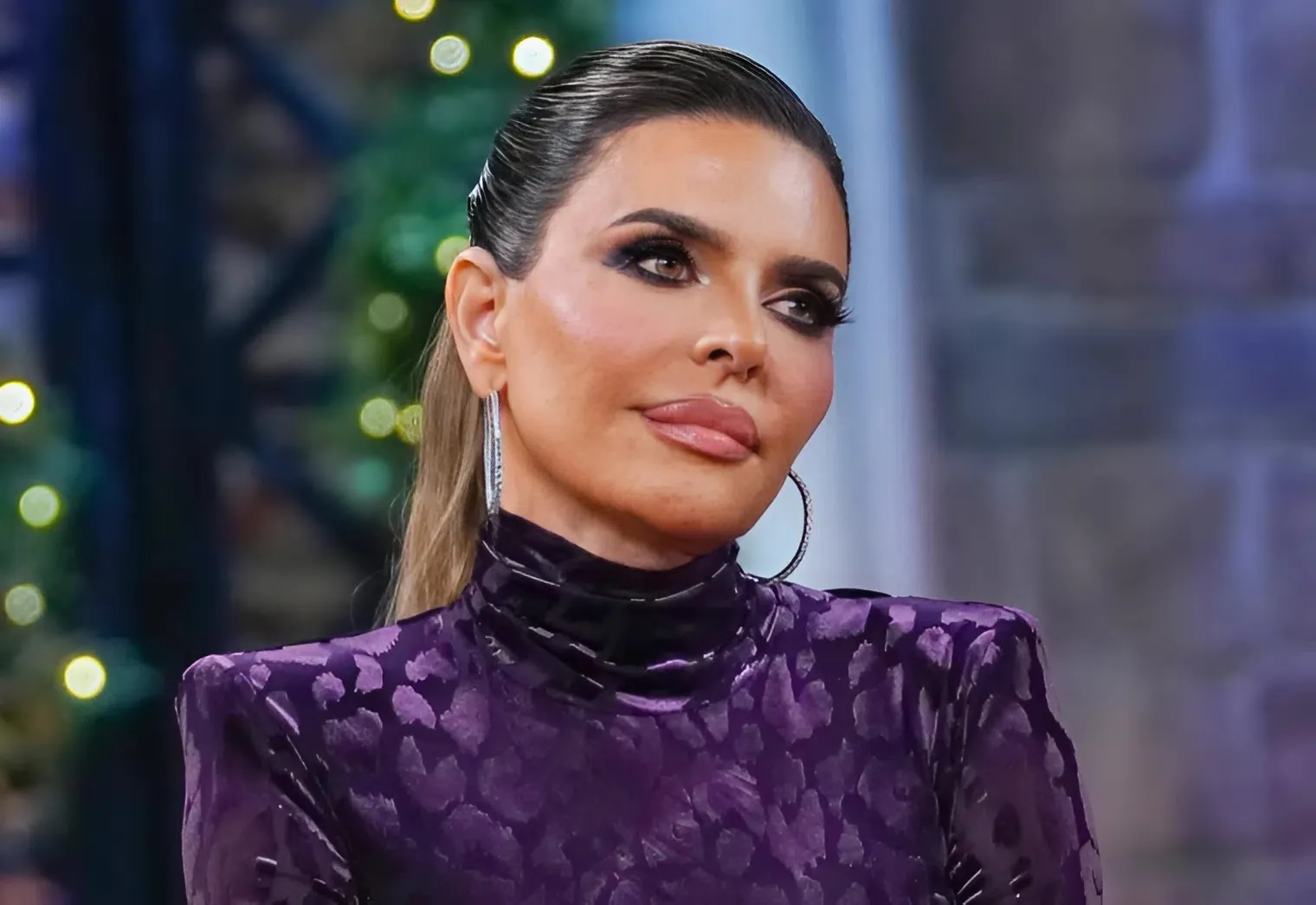 Lisa Rinna Shocks When Accusing RHOBH Of “Staging Every Scene” – Revealing Producers Have “Pre-Scripts”, Editors Record Every Word From The Back Room!