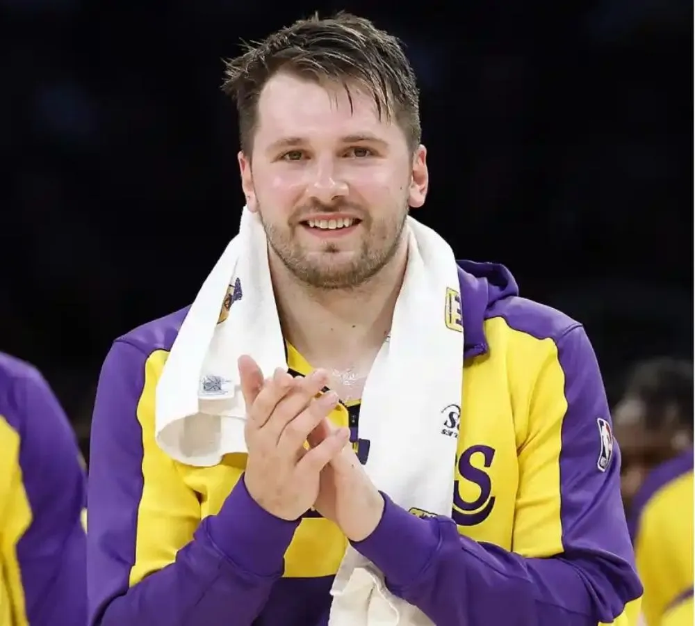 Lakers Have Engaged in Trade Talks for 3 Starting Centers: Report