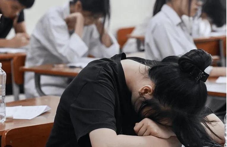 Đại biểu mong sớm chấm dứt 'kỳ thi k:inh h:o-àng' vào lớp 10 Đại biểu mong sớm chấm dứt 'kỳ thi k:inh h:o-àng' vào lớp 10