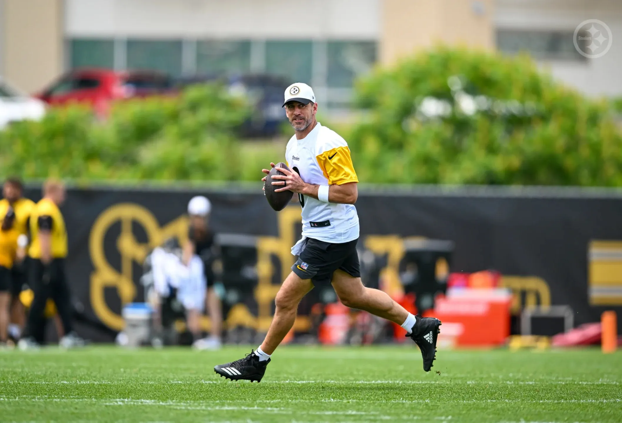 Steelers Get Strong Message From Important NFL Figures About Aaron Rodgers